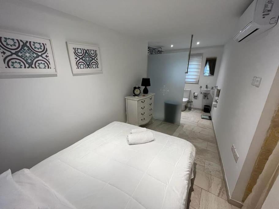 Charming 200 Year Old Cottage With Yard Zabbar Exterior photo